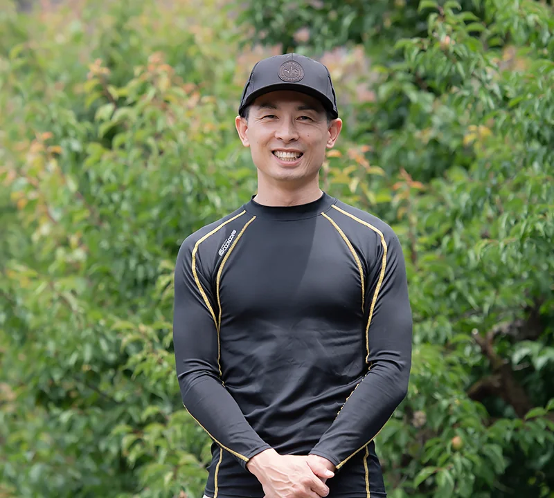 梅を栽培する男性の写真